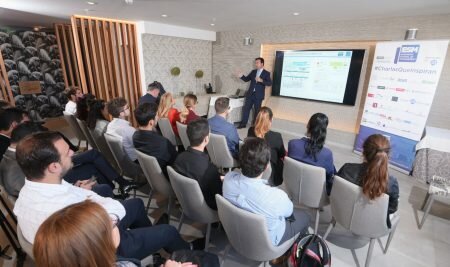 CHARLAS QUE INSPIRAN RECIBE A JORGE HODGSON DE JH ASESORES